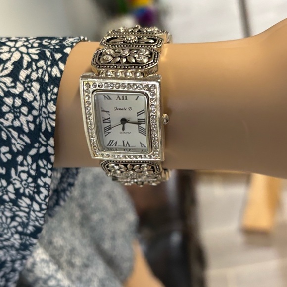 NIB❤️Jennie B Silver & Rhinestone Floral Scroll Toggle Watch - Picture 1 of 6